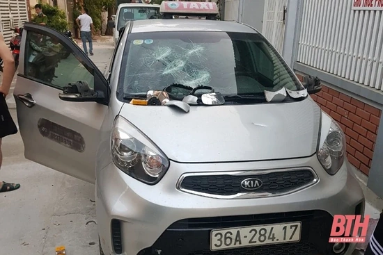 Khống chế đối tượng ngáo đá, cầm dao cố thủ trong nhà