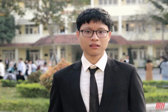Tặng thưởng cho giáo viên và học sinh đoạt giải trong Kỳ thi Olympic Vật lý quốc tế lần thứ 51