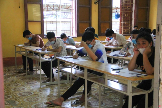 Ngày thi đầu tiên kỳ thi tuyển sinh vào lớp 10 THPT cơ bản  diễn ra nghiêm túc, đúng quy chế, bảo đảm  an toàn phòng dịch