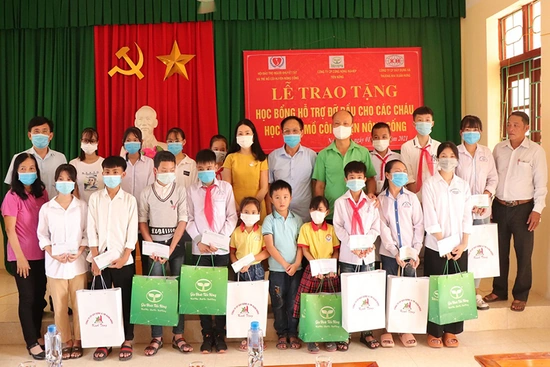 Công ty CP Công nông nghiệp Tiến Nông nhân đỡ đầu cho 157 trẻ mồ côi có hoàn cảnh đặc biệt khó khăn