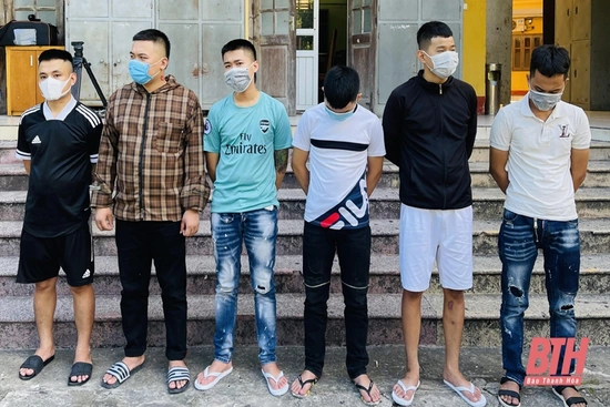 Khởi tố 7 đối tượng  ném chất bẩn và mang vòng hoa tang đến đặt trước cửa nhà để đòi nợ