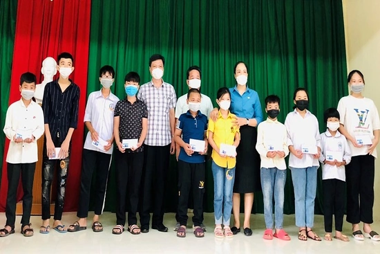 LĐLĐ huyện Quảng Xương:  Trao 52 suất quà cho cựu chiến binh, học sinh mồ côi có hoàn cảnh khó khăn