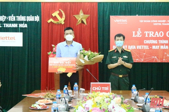 Viettel Thanh Hóa trao thưởng cho khách hàng trúng thưởng chương trình “Đăng ký data Viettel - May mắn trúng vàng”