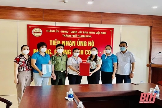 Trao tặng 25.000 khẩu trang và nhu yếu phẩm thiết yếu cho các lưc lượng tuyến đầu phòng, chống dịch COVID-19