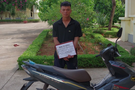 Lợi dụng đêm tối, 1 đối tượng đi mua ma túy đá về sử dụng