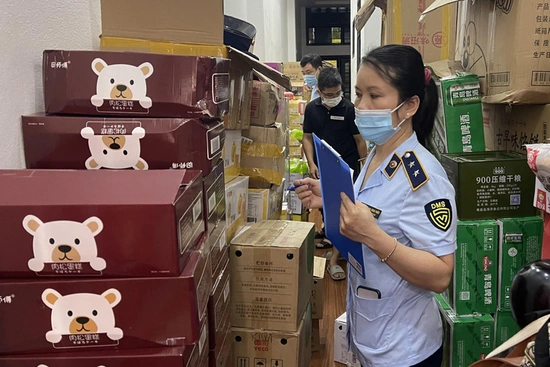 Bắt giữ gần 5 tấn bánh kẹo, thực phẩm  không rõ nguồn gốc xuất xứ
