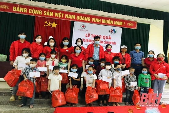Hội Chữ thập đỏ tỉnh Thanh Hoá trao quà cho các em học sinh xã Tân Phúc