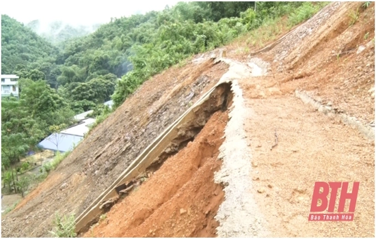 Nguy cơ sạt lở núi, đe dọa nhiều hộ dân ở khu Mướp, thị trấn Hồi Xuân