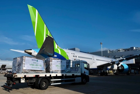 Bamboo Airways vận chuyển miễn phí gần 6 tấn hàng hóa y tế  cứu trợ thẳng  từ Pháp về Việt Na m