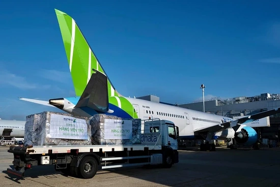 Bamboo Airways vận chuyển miễn phí gần 6 tấn hàng hóa y tế  cứu trợ thẳng  từ Pháp về Việt Na m