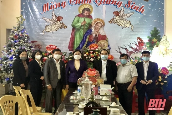 MTTQ tỉnh Thanh Hóa thăm, chúc mừng và tặng quà các giáo xứ