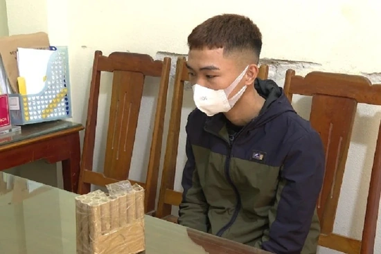 Bắt giữ đối tượng tàng trữ vũ khí và pháo nổ trái phép