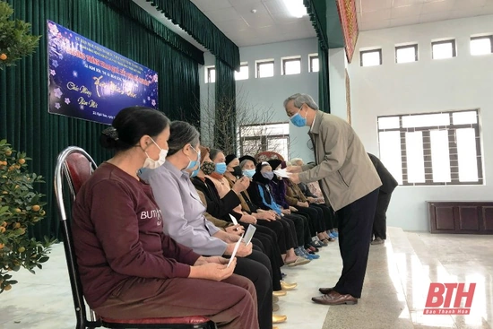 Ủy ban MTTQ tỉnh tặng quà tết cho người dân trên địa bàn tỉnh