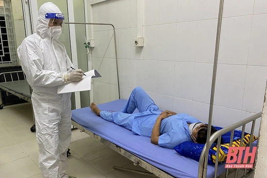 Điều dưỡng viên xông pha trong việc điều trị bệnh nhân COVID-19