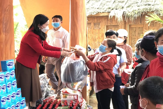 Vận động và trao 54.123 suất quà từ phong trào “Tết vì người nghèo và nạn nhân chất độc da cam”