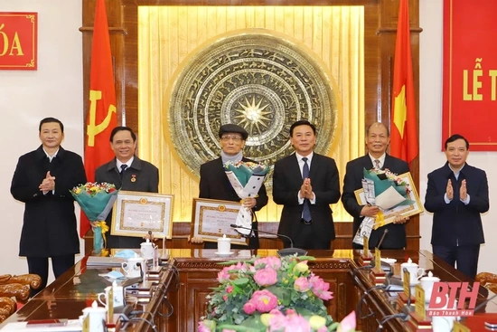 Trao tặng Huy hiệu Đảng cho các đồng chí nguyên lãnh đạo tỉnh Thanh Hoá