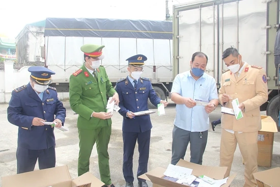 Liên tiếp phát hiện, bắt giữ nhiều vụ vận chuyển, buôn lậu kit test nhanh