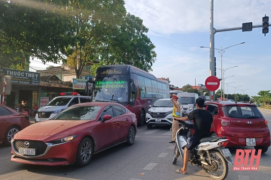 Hàng nghìn phương tiện đổ về quê nghỉ lễ, ùn tắc kéo dài trên quốc lộ 1A