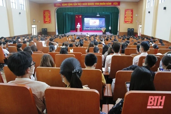 Hơn 400 sinh viên Trường ĐH Hồng Đức được tư vấn cơ hội việc làm