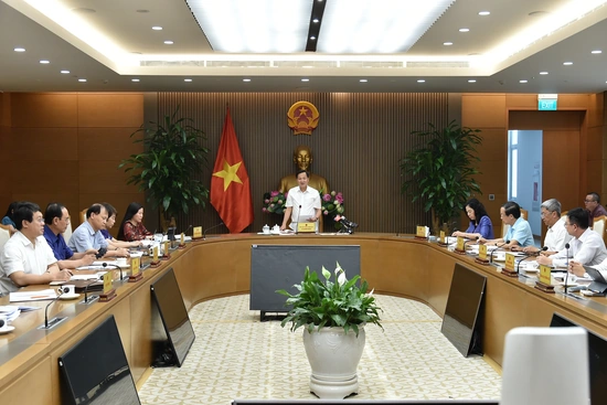 Chưa tăng học phí, kiểm soát chặt giá sách giáo khoa