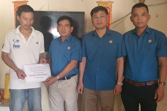 Thăm hỏi, động viên gia đình công nhân có hai con bị đuối nước