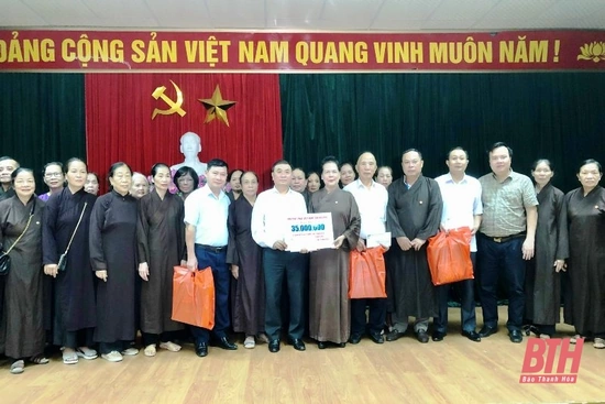 Tặng quà cho các gia đình có công với cách mạng