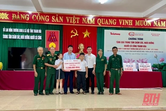 Tặng quà cho hội viên cựu TNXP có hoàn cảnh khó khăn và đối tượng bảo trợ xã hội
