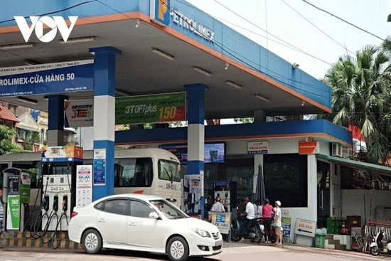 Giá xăng giảm tiếp hơn 400 đồng/lít về mức 24.629 đồng/lít