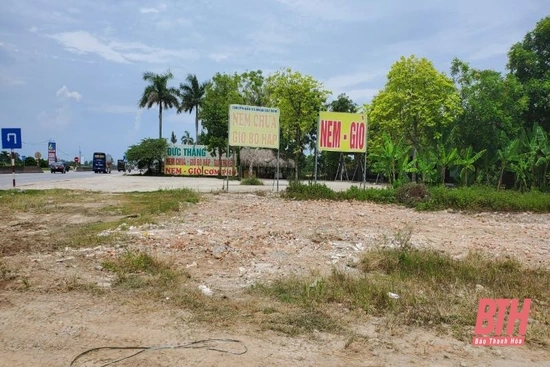 Sau phản ánh của Báo Thanh Hóa, phế thải dọc tuyến đường tránh Quốc lộ 1A đoạn qua xã Hoằng Quang đã được xử lý
