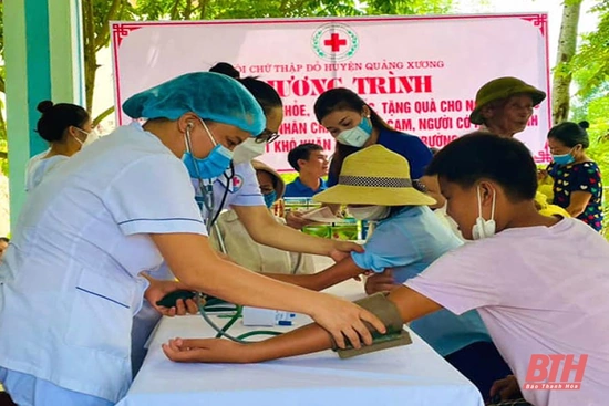 Khám bệnh, tư vấn sức khỏe, cấp thuốc và tặng quà cho 200 đối tượng khó khăn