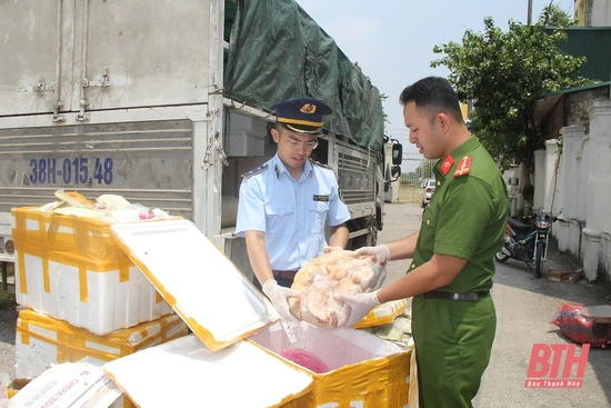 Bắt giữ 585 kg thực phẩm và 1 thùng bánh trung thu không có nguồn gốc