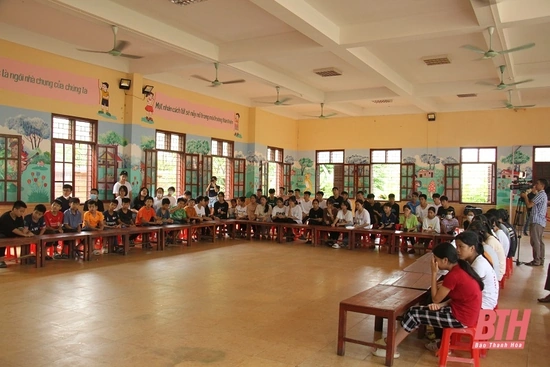 Nhóm Take the platics và hoạt động ý nghĩa tại  Làng trẻ SOS Thanh Hoá