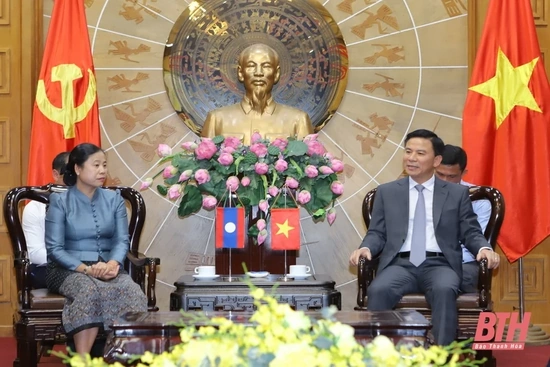 Bí thư Tỉnh ủy Đỗ Trọng Hưng tiếp thân mật Đoàn công tác HĐND tỉnh Hủa Phăn