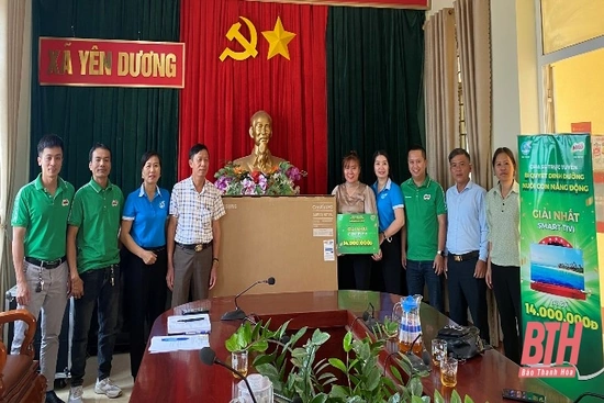 Trao thưởng cho khách hàng là hội viên, phụ nữ tham gia chương trình Milo Livestream