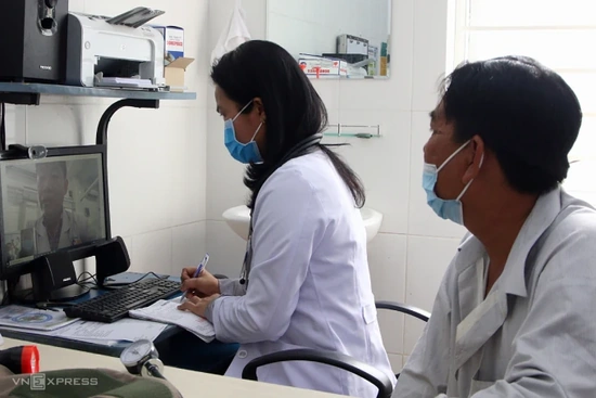 Bác sĩ rời trạm