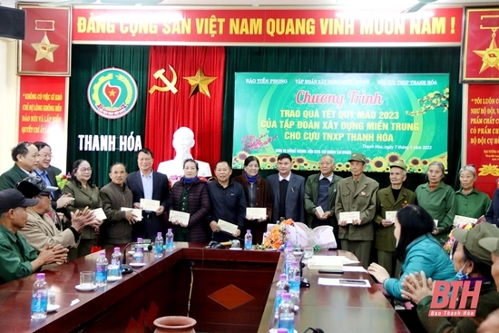 Trao 330 suất quà cho cựu thanh niên xung phong và đối tượng chính sách, bảo trợ xã hội