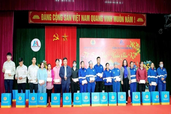Trao 152 suất quà cho đoàn viên, người lao động khó khăn