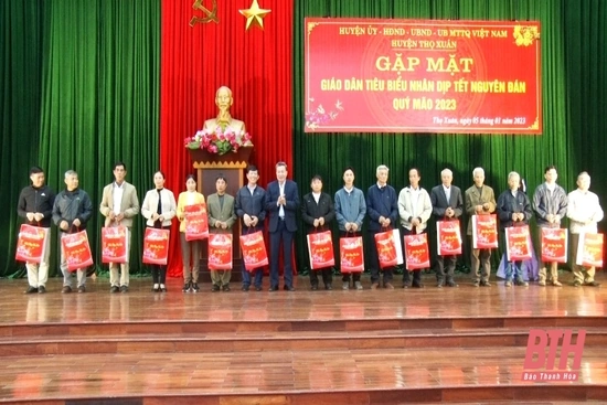 Huyện Thọ Xuân gặp mặt giáo dân tiêu biểu 