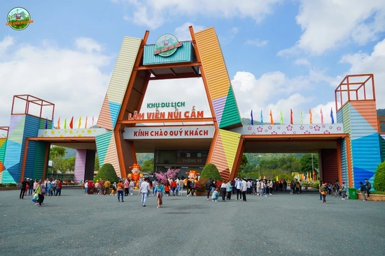 “Chạm” vào xuân trên đỉnh Núi Cấm