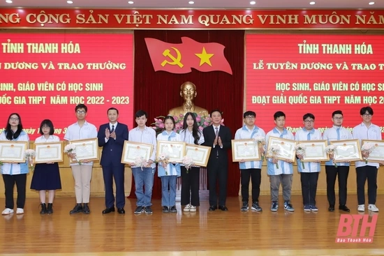 Tuyên dương, trao thưởng cho học sinh và giáo viên có học sinh đoạt giải quốc gia THPT năm học 2022-2023