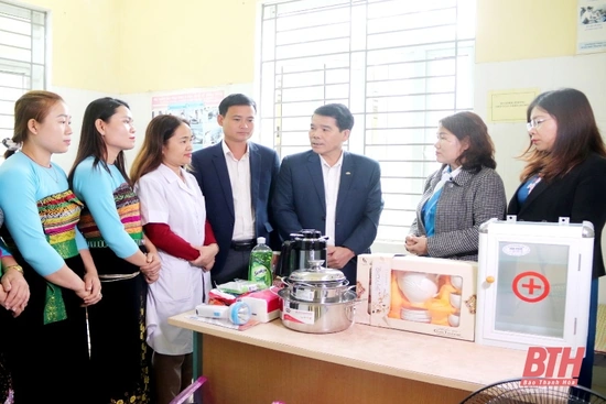 Trao các thiết bị cần thiết cho 12 mô hình “Địa chỉ tin cậy tại cộng đồng” thuộc Dự án 8