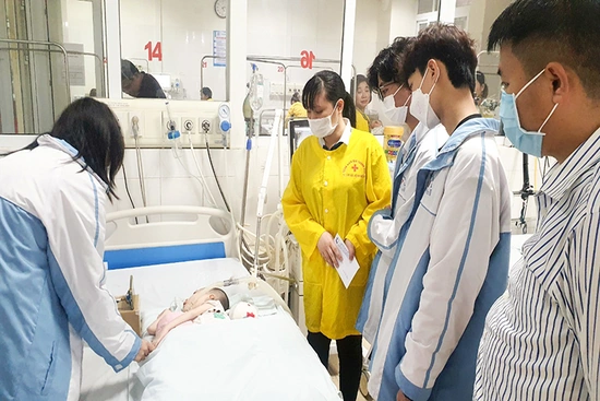 Trao kinh phí hỗ trợ 2 bệnh nhi mắc bệnh hiểm nghèo