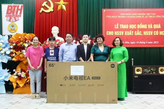 Trao học bổng và quà cho học sinh, sinh viên xuất sắc, có hoàn cảnh khó khăn