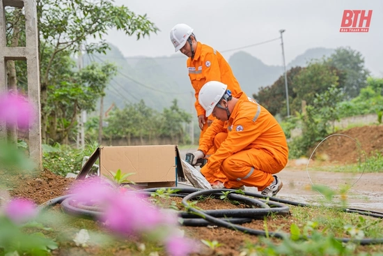 Mang nguồn điện sáng về với người dân Khu phố 12