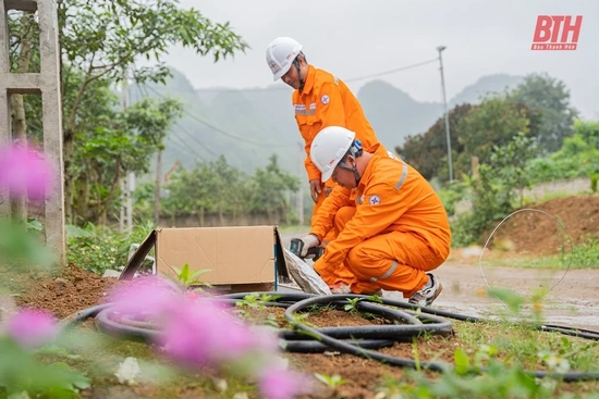 Mang nguồn điện sáng về với người dân Khu phố 12