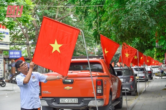 Đường phố Thanh Hóa rực rỡ cờ hoa chào mừng 30-4, 1-5