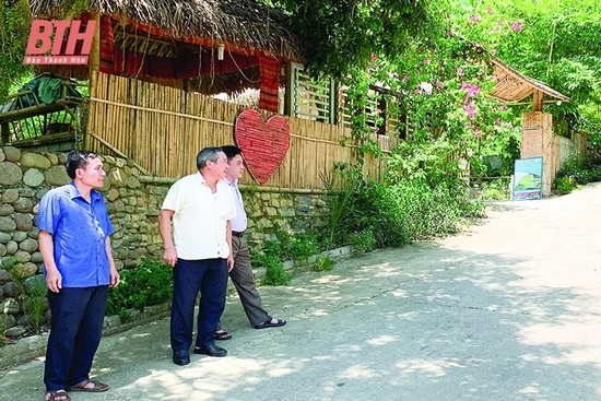 Gương bí thư chi bộ học tập và làm theo lời Bác