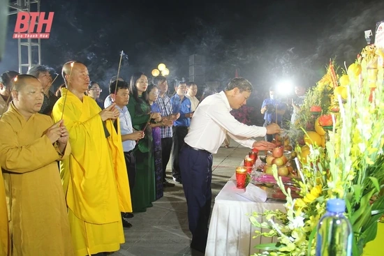 Cầu siêu, thắp nến tri ân các Anh hùng liệt sĩ