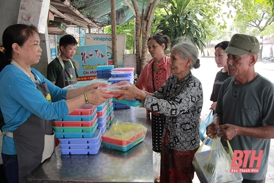 Suất cơm “0 đồng” lan tỏa yêu thương