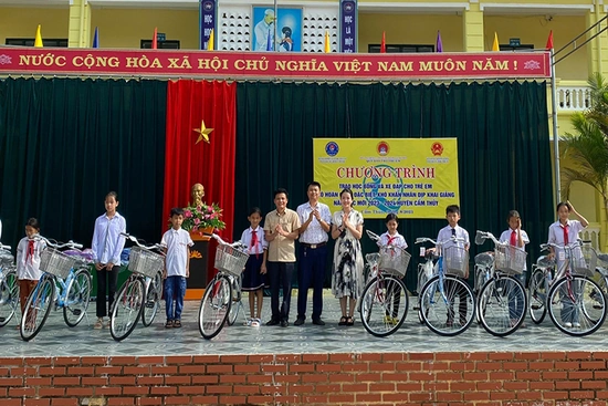 Nhiều phần quà ý nghĩa đến với trẻ em có hoàn cảnh đặc biệt, khó khăn huyện Cẩm Thủy